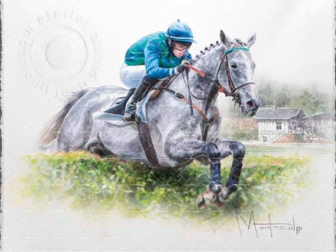 Un jockey en tenue bleue monte un cheval gris au galop dans un pré verdoyant, devant des bâtiments de ferme.