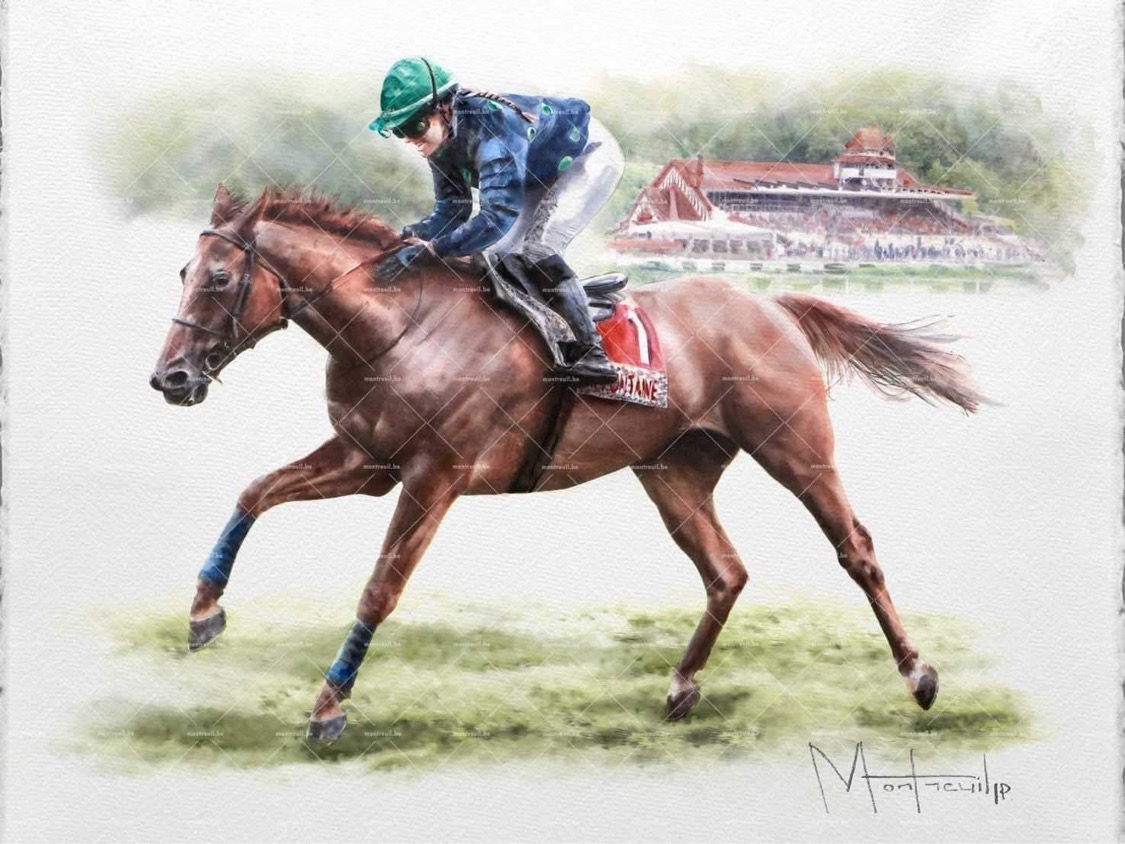 Jockey en tenue bleue chevauchant un pur-sang bai au galop devant les tribunes d'un hippodrome.