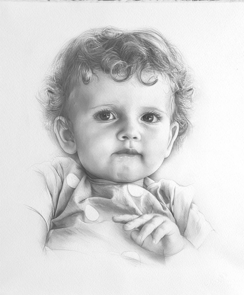 Portrait en noir et blanc d'un jeune enfant aux cheveux bouclés, vêtu d'une robe à pois, le regard dirigé vers la caméra