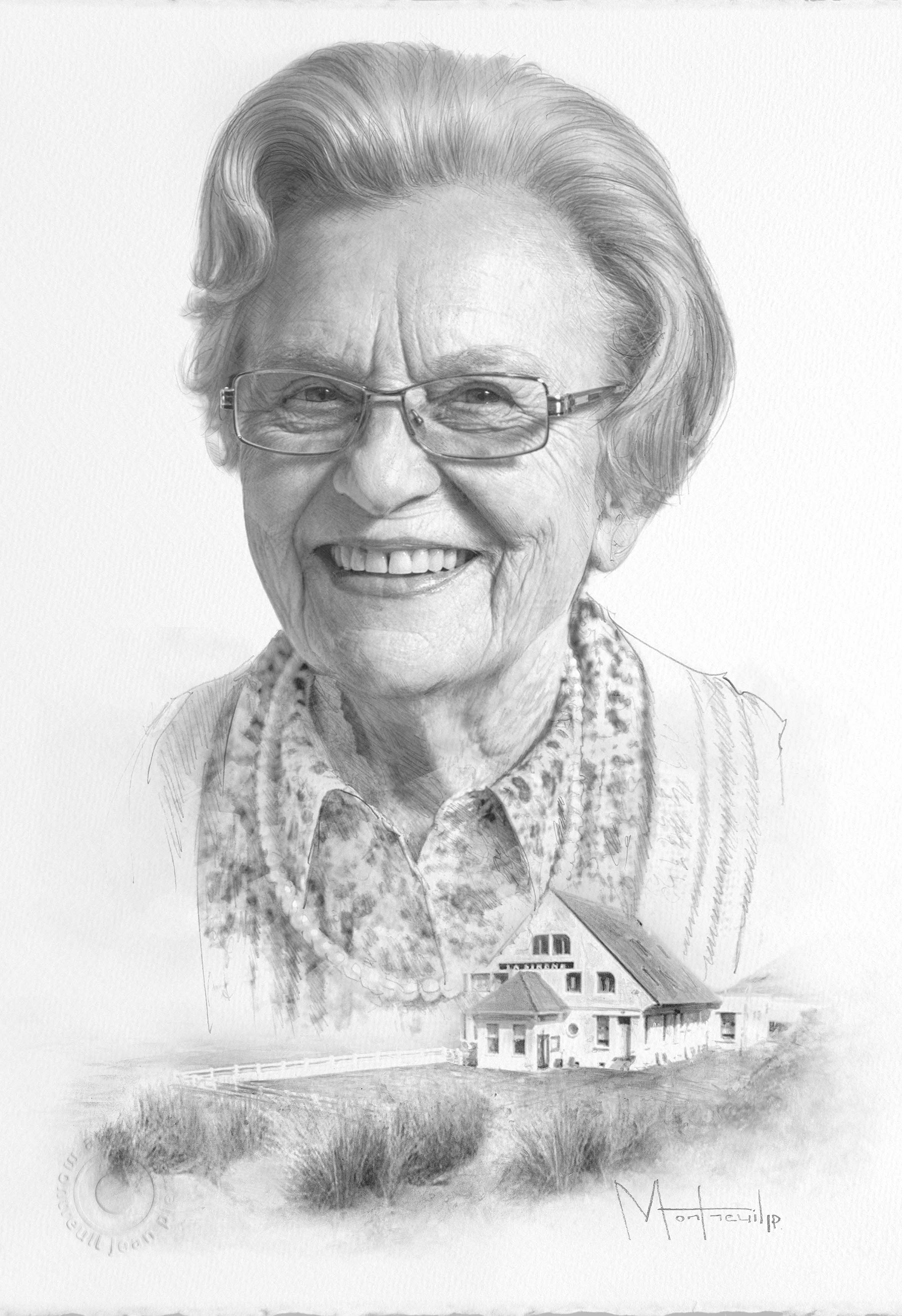 Portrait au crayon d'une femme souriante portant des lunettes, avec une maison blanche au bord de mer intégrée dans la composition.